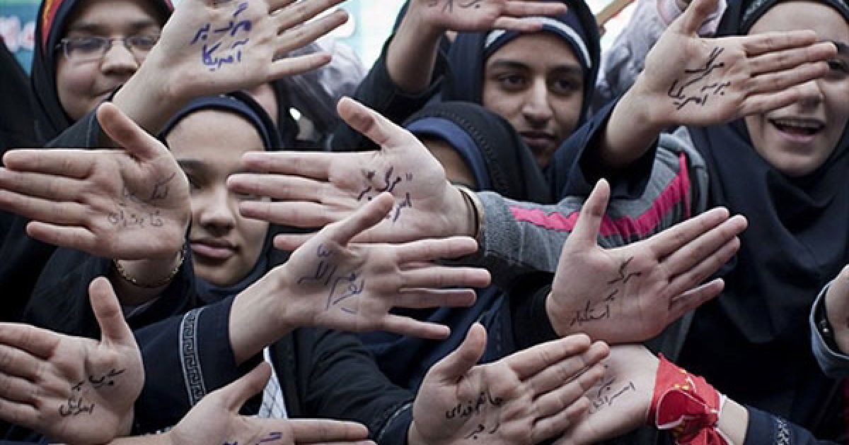 Іран, Тегеран. Іранські жінки і школярки показують свої долоні, на яких написані антиамериканські, антиізраїльські і антиурядові гасла, під час мітингу перед колишнім посольством США у Тегерані. Таким чином вони відзначили 31-у річницю захоплення посольства ісламістськими студентами. / © AFP