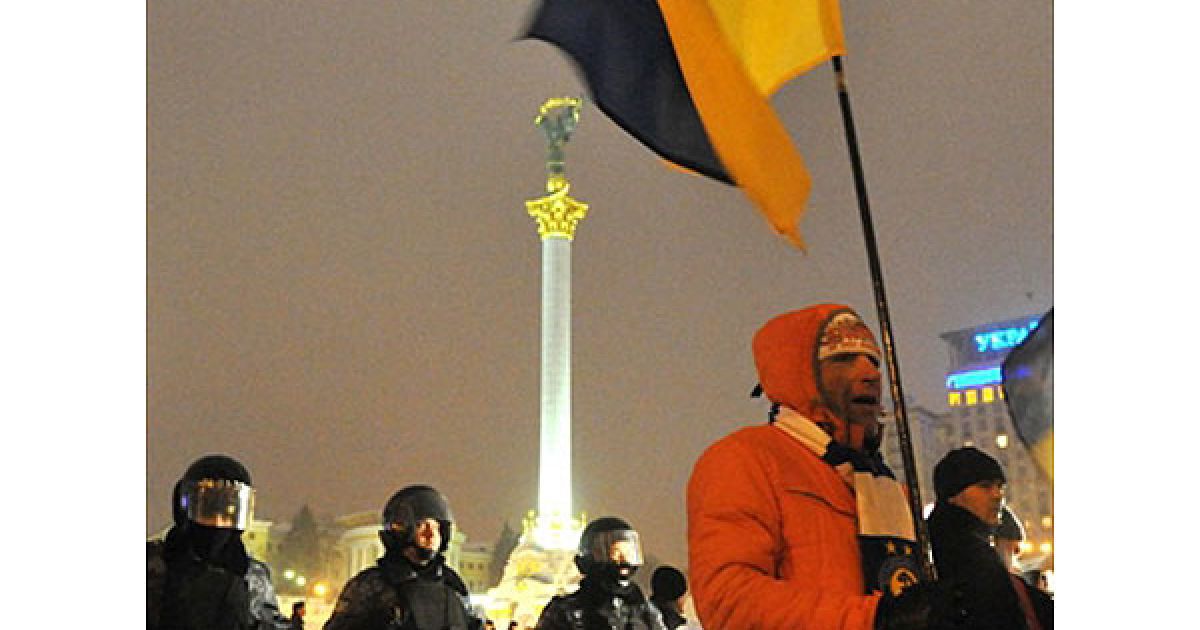 В центрі Києва під наглядом озброєної міліції комунальники знесли наметове містечко підприємців, які протестували проти Податкового кодексу. / © AFP