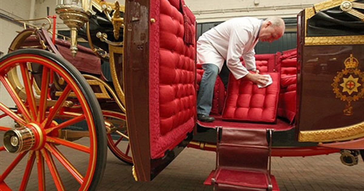 Великобританія, Лондон. Реставратор Дейв Еванс готує державну карету, на якій возитимуть британського принца Вільяма і Кейт Міддлтон в день їхнього весілля, що має відбутися у Вестмінстерському абатстві в Лондоні 29 квітня. / © AFP