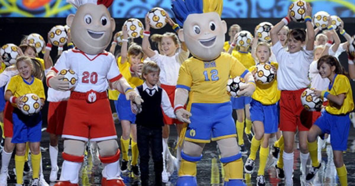 Польща, Варшава. Брати-талісмани майбутнього Чемпіонату світу з футболу Євро-2012 були презентовані у Польщі. Чемпіонат буде організовано двома сусідніми країнами. Один з талісманів одягнений у форму національних кольорів України (синій і жовтий), інший &ndash; у національні кольори Польщі (білий і червоний). Імена братів-талісманів ще не визначили. / © AFP