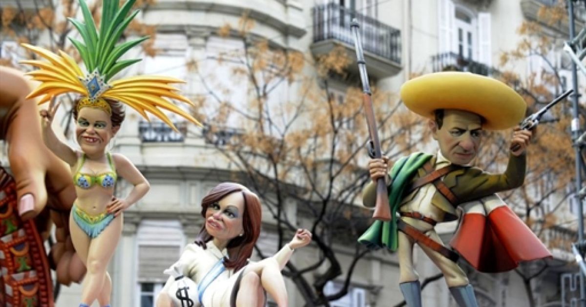 Ляльки до фестивалю Фальяс виготовляють з паперу і дерева / © AFP