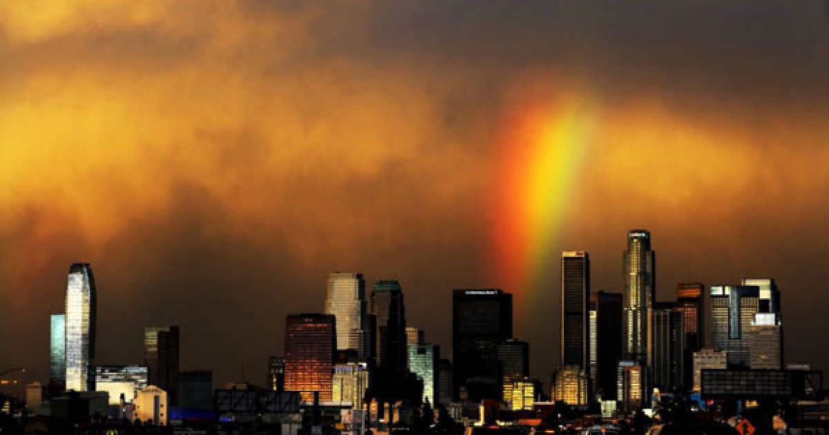 Веселка над центром Лос-Анджелеса. (Wally Skalij/Los Angeles Times) / © Los Angeles Times