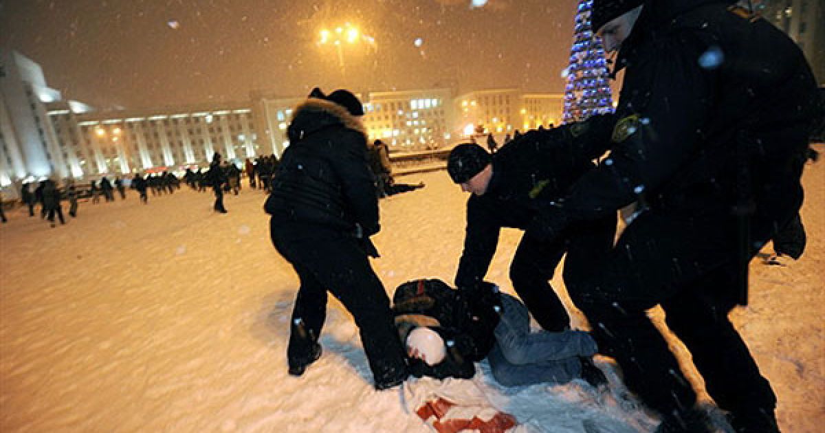 У Мінську на площі Незалежності загони міліцейського спецназу Білорусі розігнали несанкціоновану акцію опозиціонерів. / © AFP