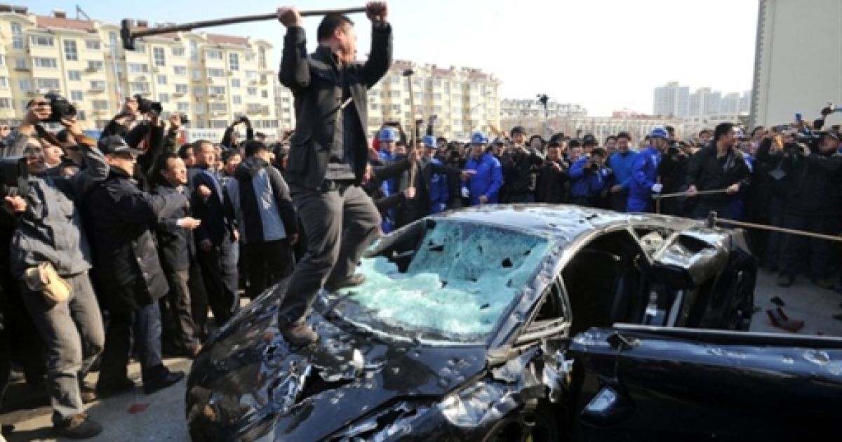Lamborghini розбили за поганий сервіс