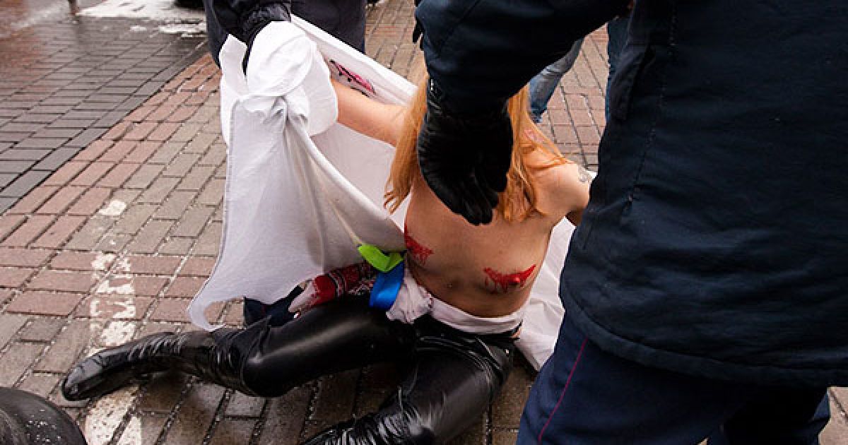 Охорона Кабміну затримала "кровосісю" і передала її працівникам Печерського РУВС. / © Жіночий рух FEMEN