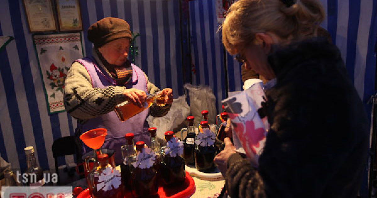 В місті Мукачево на Закарпатті провели фестиваль вина "Червоне вино 2011", в якому взяли участь більше 150 виноробів.