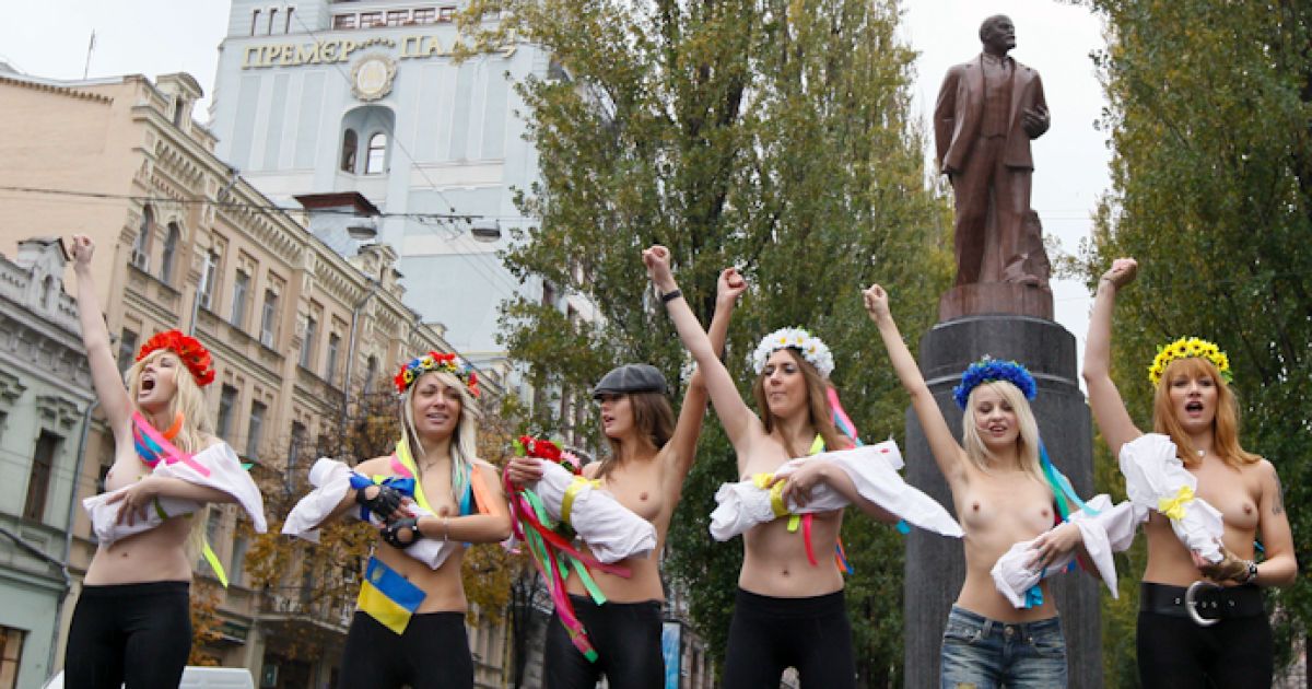Голі дівчата з руху FEMEN в центрі Києва провели акцію "Україна - не Аліна". / © femen.livejournal.com