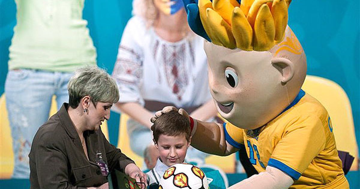 Переможниця лотереї вчителька Віта Мимренко з сином Богданом тримають запрошення на один з матчів Євро-2012 / © PHL.com.ua