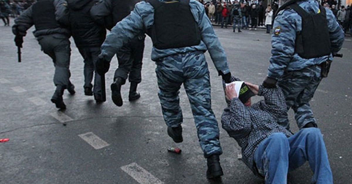 Протягом декількох годин бійцям ОМОН не вдавалося втихомирити уболівальників. / © AFP