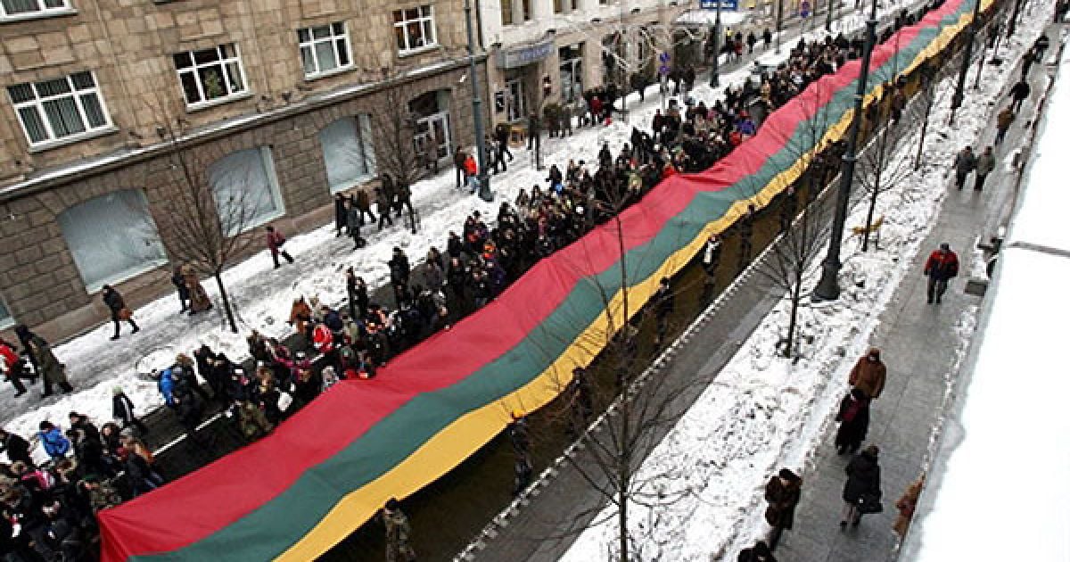 Литва, Вільнюс. Литовці несуть 200-метровий прапор Литви під час маршу на честь святкування Дня 20 захисників свободи у Вільнюсі. Литва відзначила 20-річчя падіння радянської влади у країні. / © AFP