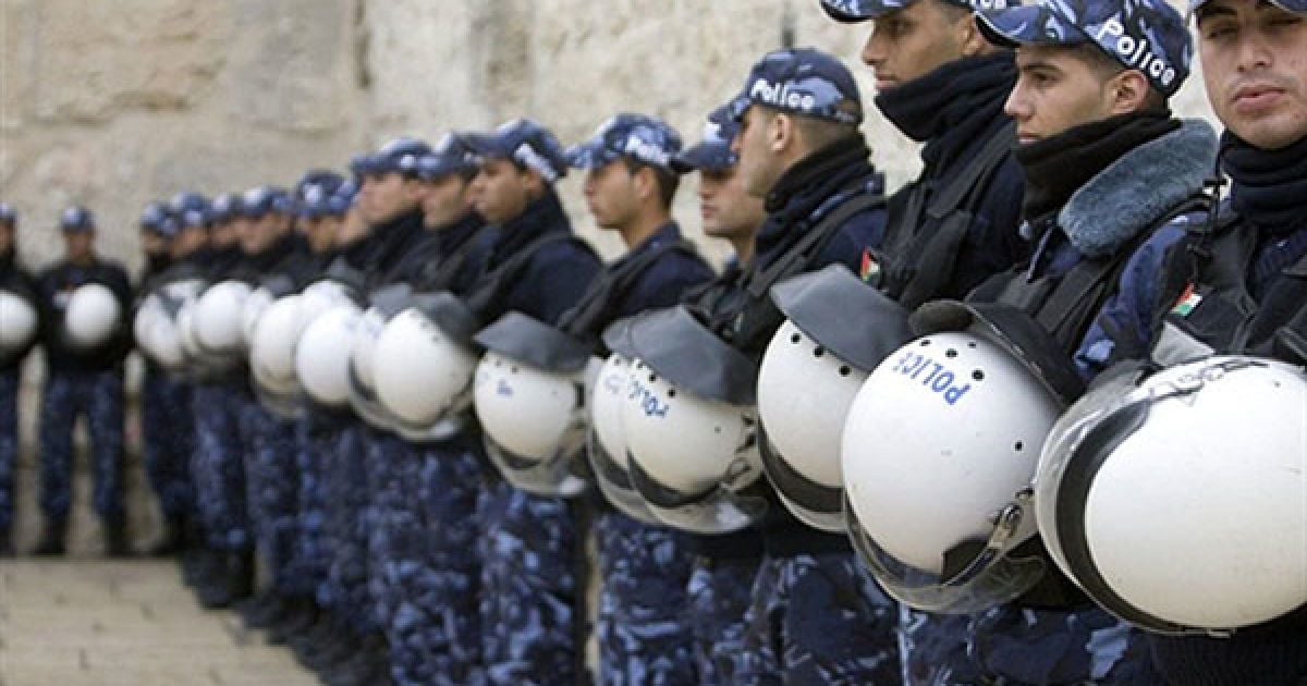Віфлеєм. Палестинські поліцейські стоять на варті, доки грецькі православні священики вимивають Церкву Різдва Христового у Віфлеємі перед святкуванням православного Різдва. / © AFP