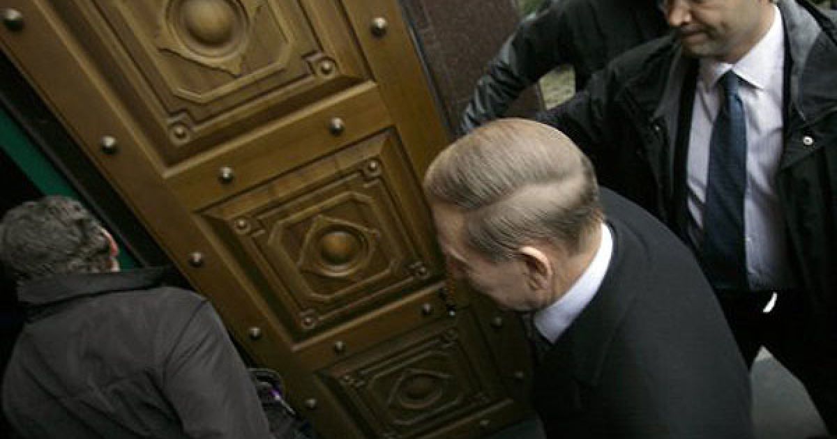 Екс-президента викликали на допит у Головне слідче управління ГПУ, як підозрюваного у причетності до вбивства журналіста Георгія Гонгадзе. / © УНІАН