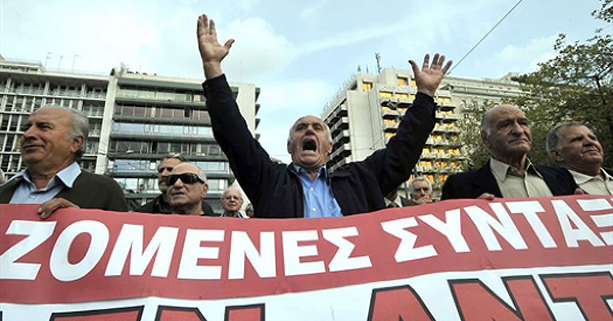 В Афінах відбулася акція протесту проти державної економічної політики. Прем&rsquo;єр Греції Георгіос Папандреу пообіцяв, що уряд більше не буде знижувати рівень заробітної плати. У той самий час комісар ЄС повідомив, що Греції необхідно провести перерахунок бюджету на наступний рік. / © AFP