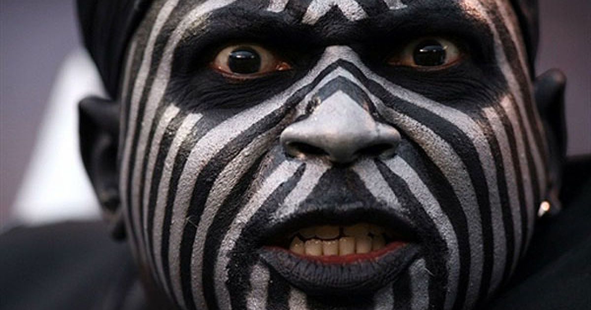 США, Сан-Дієго. Шанувальник "Oakland Raiders" із розфарбованим обличчям під час гри на стадіоні Квалькомм у Сан-Дієго. / © AFP