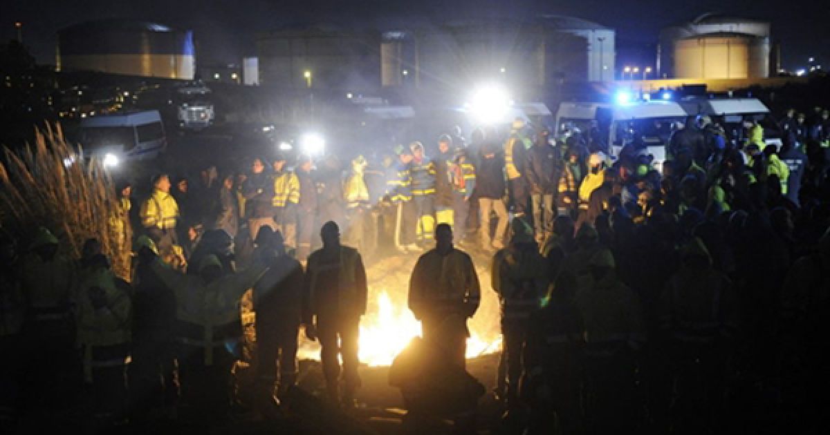 Учасники страйку проти пенсійної реформи заблокували в&rsquo;їзд до нафтопереробного заводу Фос-сюр-Мері. 22 жовтня сенат Франції прийняв реформу. Через національні страйки у Франції виникла паливна криза. / © AFP
