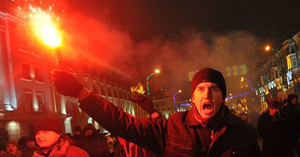 Одразу після голосування на виборах президента Білорусі десятки тисяч людей вийшли на акції протесту на Жовтневій площі і площі Незалежності в Мінську. / © AFP