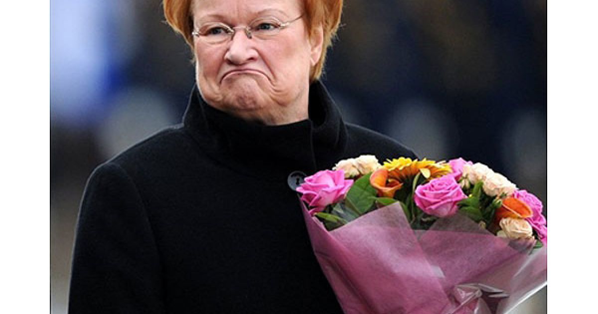 Росія, Москва. Президент Фінляндії Тар'я Галонен оглядає почесну варту після прибуття до Москви з триденним офіційним візитом. / © AFP