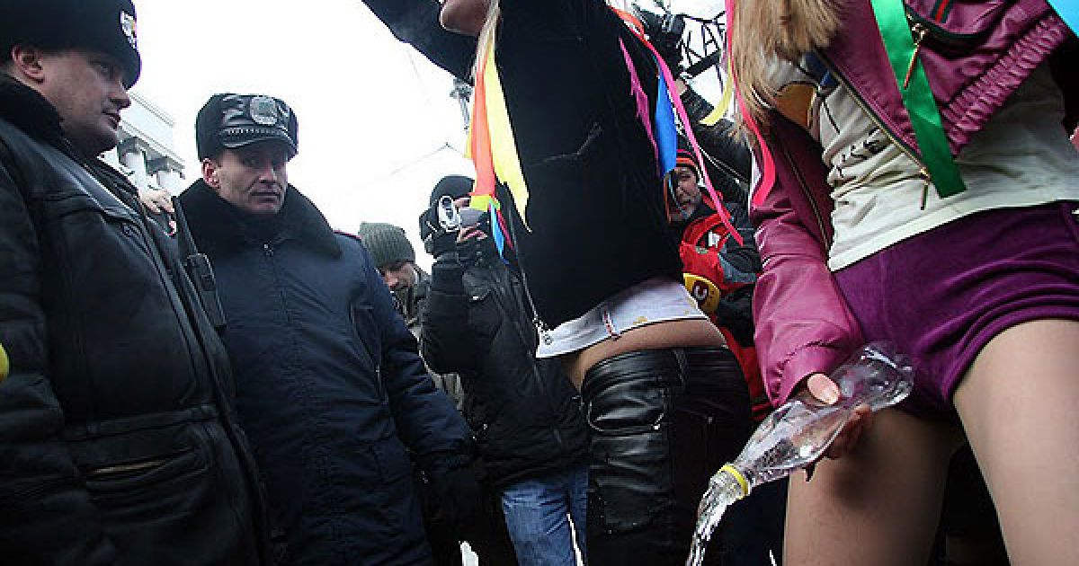 Жіночий рух FEMEN провів у Києві акцію проотесту "Кабінет М" / © Жіночий рух FEMEN