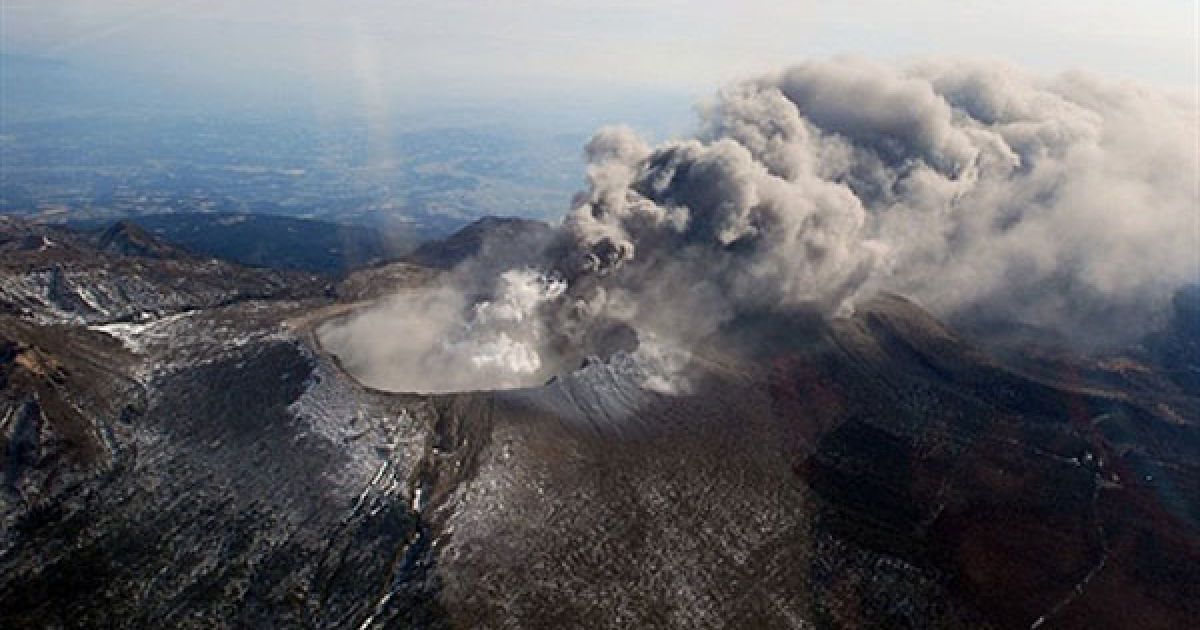 Японія, Кірісіма. У Японії почалося виверження вулкана Сінмое у горах Кірісіма, префектура Кюсю. Висота стовпа диму досягла 1,5 тисячі метрів, виверження супроводжується викидом вулканічних каменів. Міста навколо вулкану вкриті вулканічним попелом, у зоні двох кілометрів від вулкана заборонено рух автотранспорту. Фото AFP/HO/ JAPAN METEOROGICAL AGENCY / © AFP