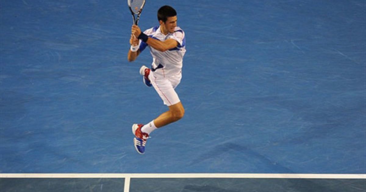 Австралія, Мельбурн. Сербський тенісист Новак Джоковіч відбиває подачу під час півфінального матчу проти проти швейцарця Роджера Федерера на Відкритому турнірі Австралії з тенісу в Мельбурні. / © AFP