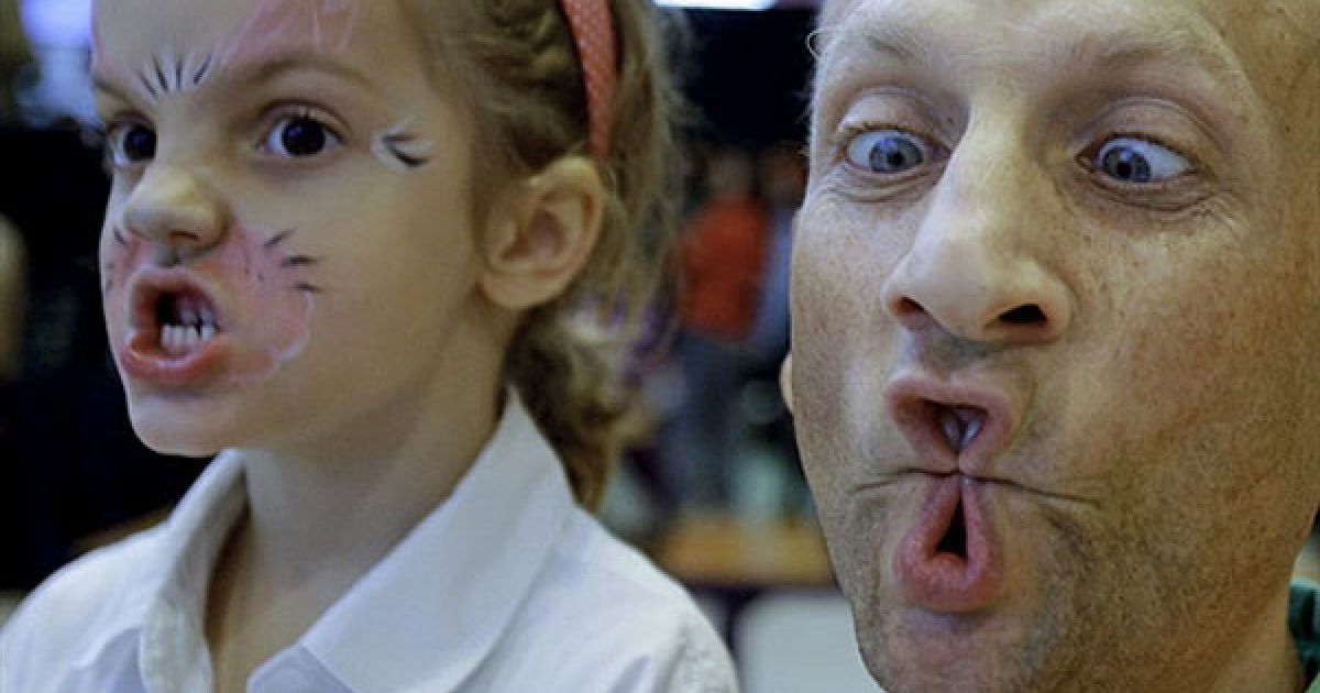 Угорщина, Будапешт. Переможці першого фестивалю гримас, який відбувся в Угорщині. Серед дорослих переміг Бенджамін Бішо (праворуч), а серед дітей &ndash;Амріта Бекекс (ліворуч). / © AFP