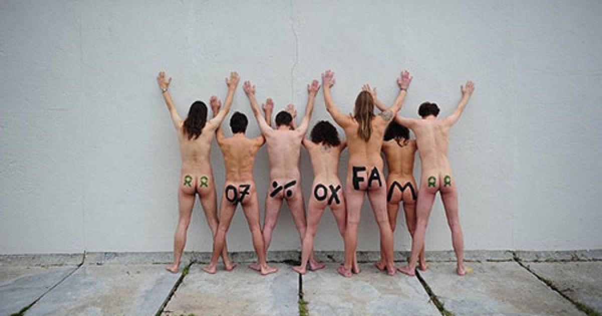 Німеччина, Берлін. Голі члени організації громадської допомоги "Oxfam" відтворюють фото першої німецької політичної комуни "Kommune 1", щоб нагадати німецькому уряду про обіцянки надати іноземну допомогу. Організація Oxfam присвятила акцію 40-річчю обіцянки ООН, даної у 1970 році, віддавати принаймні 0,7 відсотка валового національного прибутку у вигляді допомоги.