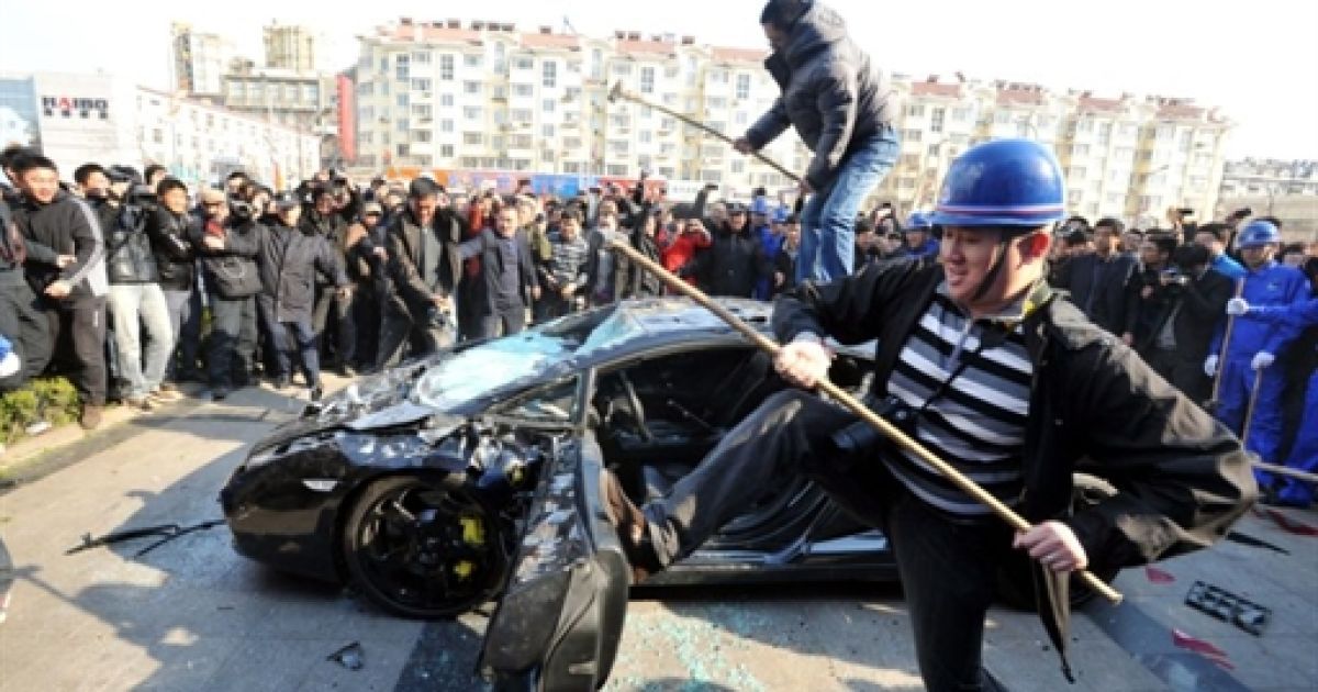 Покупець звернувся до офіційного дилера і зажадав усунути технічні проблеми.

Але співробітники сервісу не змогли впоратися з поставленим завданням. / © AFP