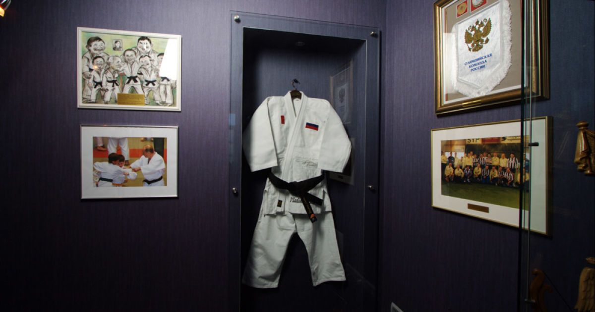 На стінах музею висять кілька портретів Путіна і його кімоно. / © ttolk.ru