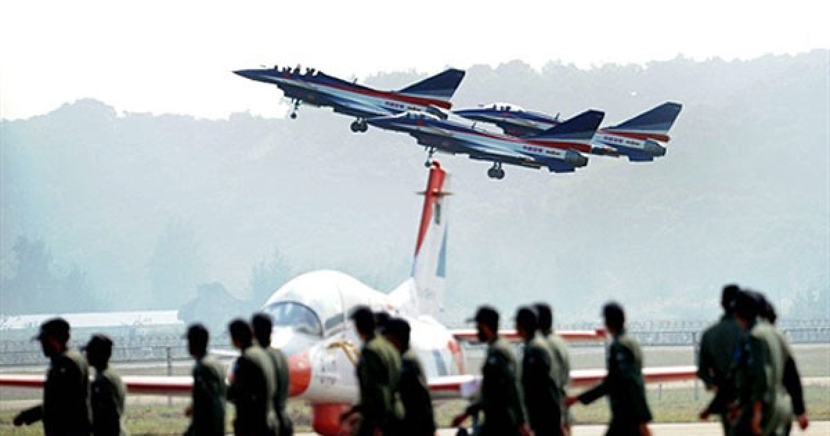 Виступ винищувачів на авіасалоні "Airshow China 2010" / © AFP