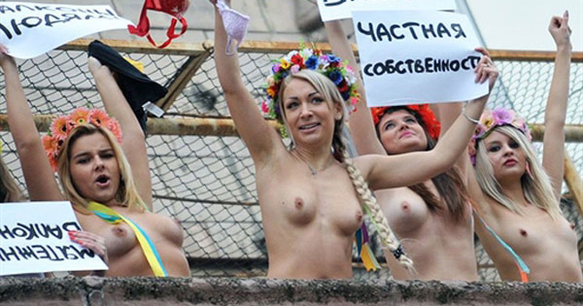 Топлес-протест FEMEN "Бунтівний балкон" пройшла на балконі в центрі Києва, навпроти будівлі КМДА. / © AFP