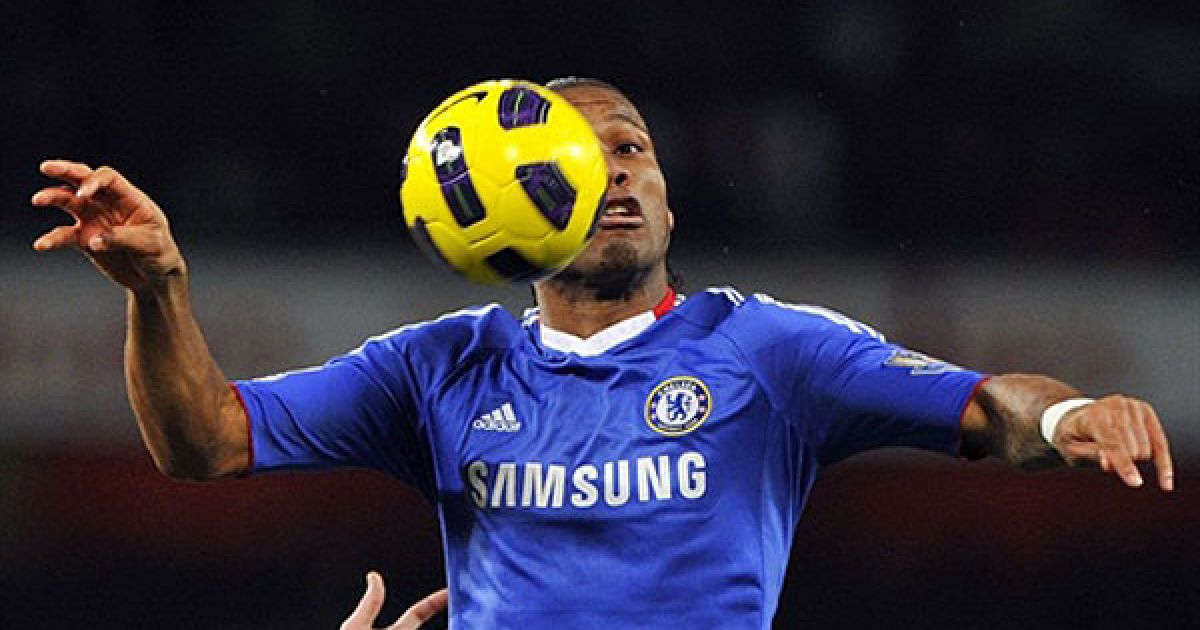 Великобританія, Лондон. Нападаючий "Челсі" Дідьє Дрогба б&rsquo;є головою по м'ячу під час матчу англійської Прем'єр-ліги між "Челсі" і "Арсеналом" на стадіоні Emirates Stadium у Лондоні. / © AFP