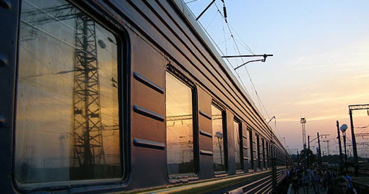 Сотні людей застрягли у залізничних вагонах у Донецьку