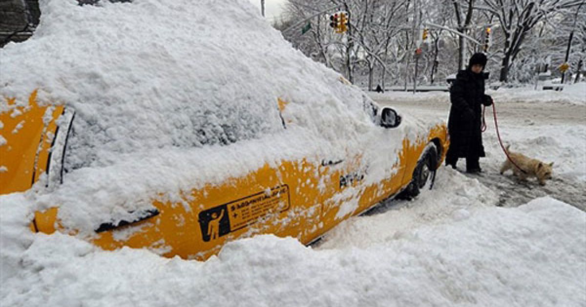 США, Нью-Йорк. Занесене снігом нью-йоркське таксі стоїть на 5-ій авеню. Деякі регіони Сполучених Штатів потерпають від потужних снігопадів і сніжної бурі. Всі державні школи Нью-Йорка були закриті через надзвичайні погодні умови. / © AFP