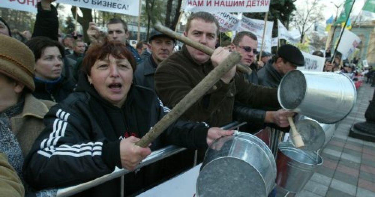 Мітингувальники вимагають прийняти справедливий Податковий кодекс, а також провести "чесну пенсійну реформу". / © УНІАН