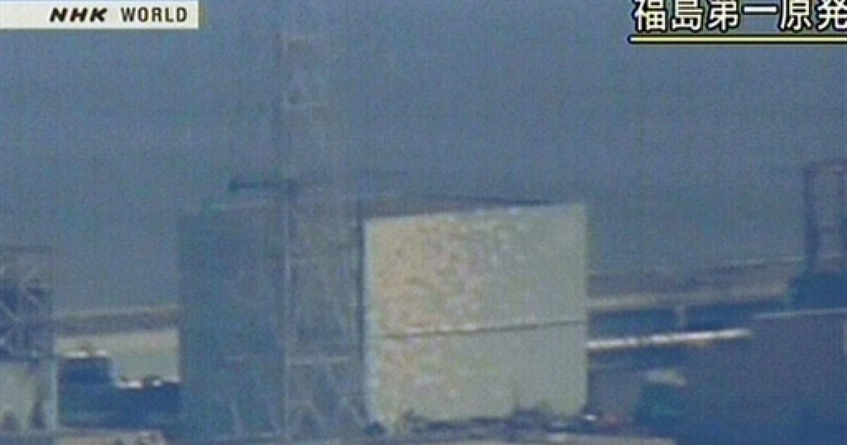 На АЕС вийшла з ладу система охолодження реакторів, що призвело до їх перегріву і викиду радіації, після чого на станції сталося кілька вибухів. / © AFP