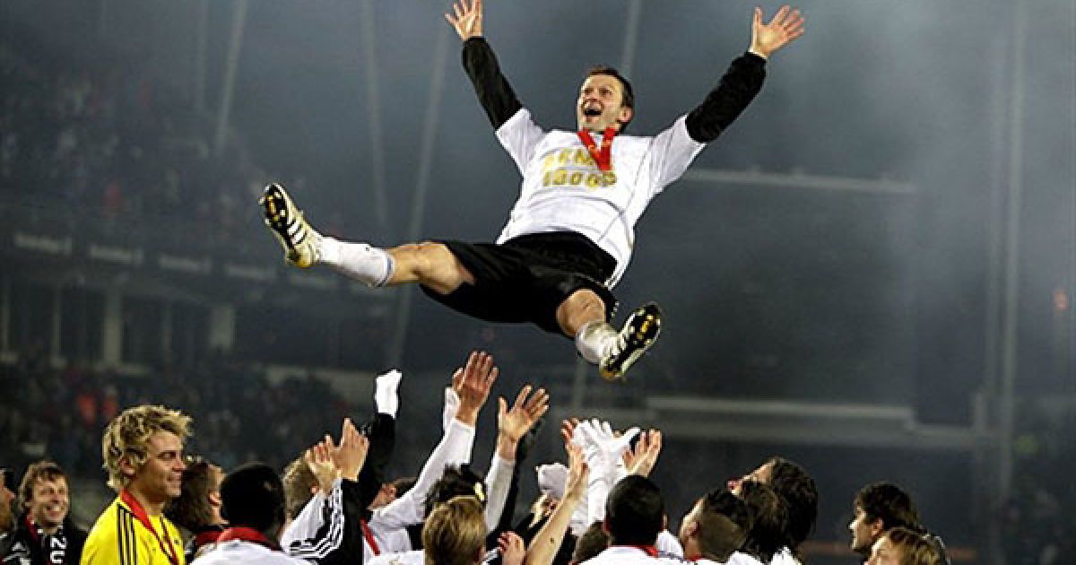 Норвегія, Тронхейм. Норвезького футболіста Роара Стренда підкидають у повітря товариші по команді після того, як він зіграв останній матч за команду Русенборга під час матчу проти Олесунна. Стренд зіграв у норвезькій Прем'єр-лізі 440 футбольних матчів. / © AFP