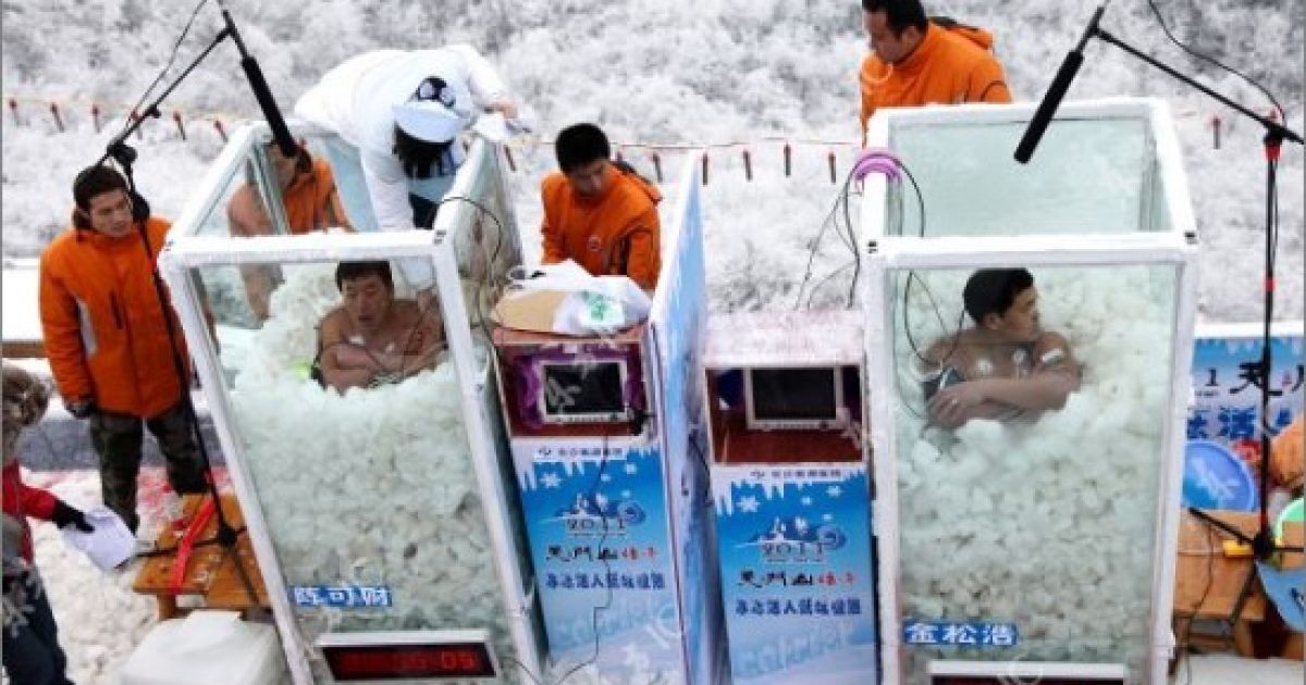 Голий китаєць встановив рекорд, просидівши дві години в колбі з льодом