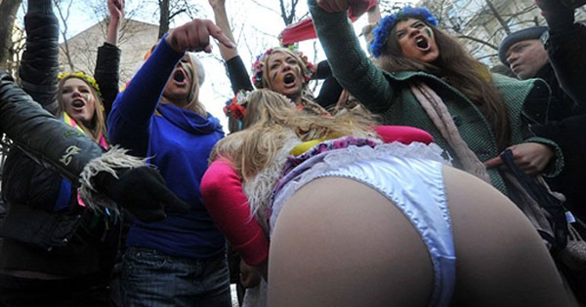 Жіночий рух FEMEN провів чергову мирну демонстрацію під будівлею посольства Італії під гаслами "Італія - не бордель".