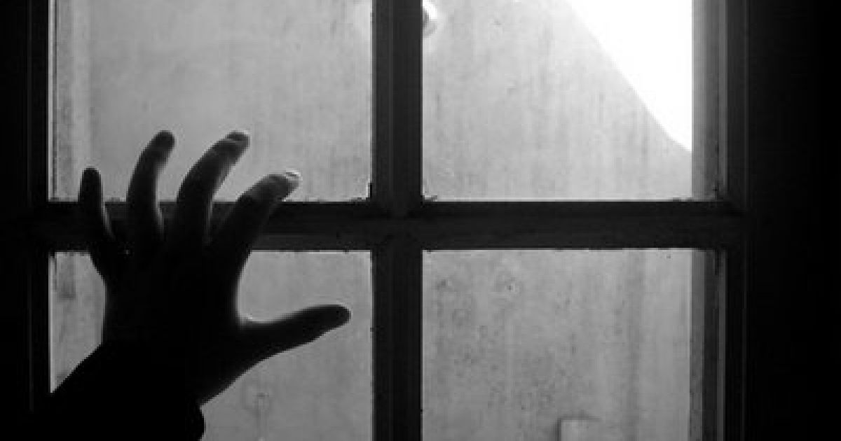 Чоловік залазив до квартир через вікна