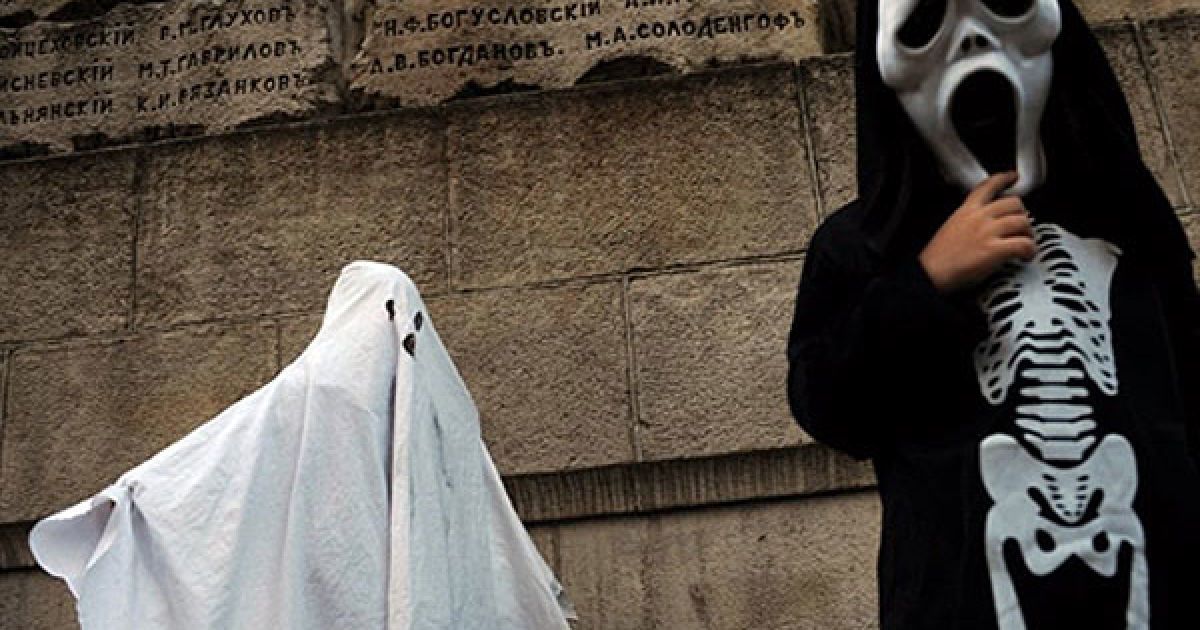 Болгарія, Софія. Діти, одягнені у костюми примар, беруть участь у святкуванні Хелловіна у Софії. / © AFP
