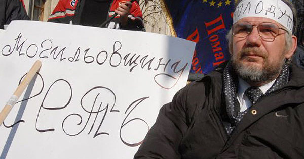 Лідер партії ВГО "Порядок і достаток" Олександр Місюра над "урною з прахом" оголосив безстрокове голодування / © УНІАН