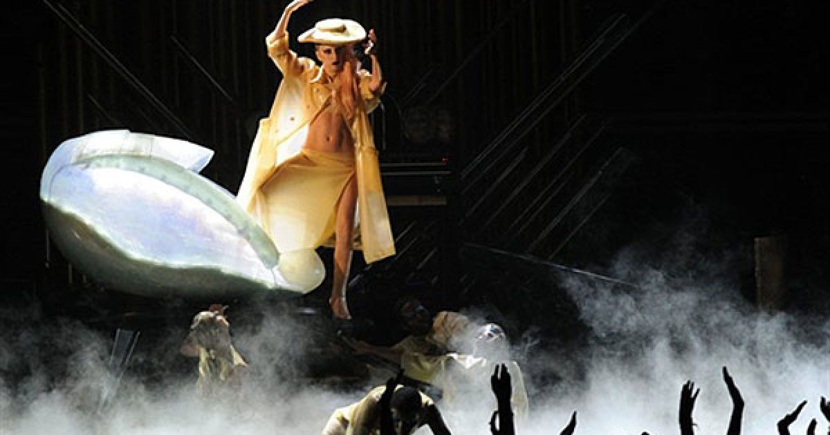 США, Лос-Анджелес. Американська співачка Lady GaGa виступає на 53-ій щорічній церемонії вручення премії Grammy у Лос-Анджелесі. / © AFP