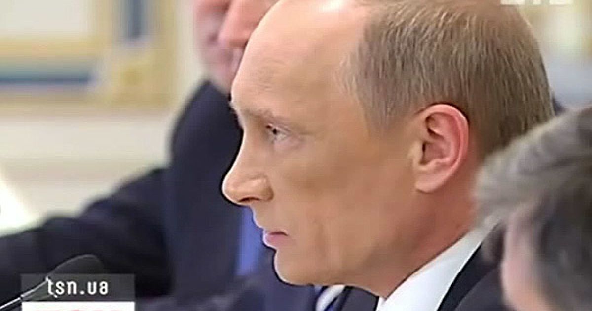 Російський прем'єр-міністр Володимир Путін прибув з візитом до України із поганим настроєм та чимось схожим на великий синець на лівій вилиці