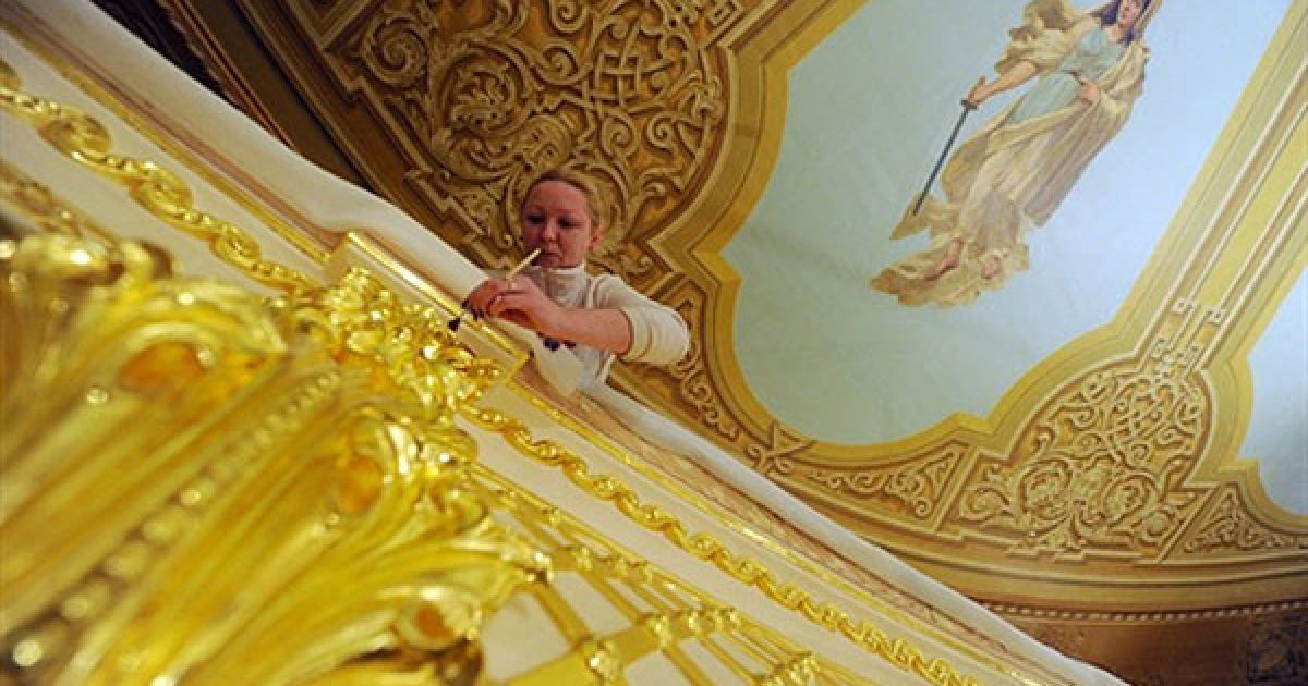 Росія, Москва. Реставратор працює над орнаментом на стіні Великого театру у Москві. Легендарний Великий театр закрив свої двері у 2005 році для докорінної реконструкції, яку повинні завершити у жовтні 2011 року. / © AFP