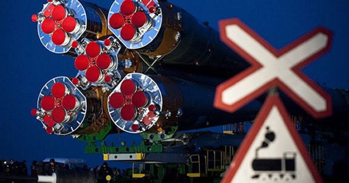 Казахстан, Байконур. Російський корабль "Союз ТМА-20" перевозять на стартовий майданчик орендованого Росією космодрому Байконур. "Союз ТМА-20" з американським астронавтом Каді Колман, італійським астронавтом Паоло Несполі і російським космонавтом Дмитром Кондратьєвим на борту стартуватиме на Міжнародну космічну станцію 15 грудня 2010. / © AFP