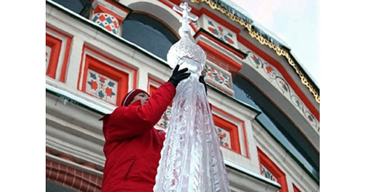 Росія, Москва. Скульптори готуються до виставки льодових скульптур перед собором Василя Блаженного на Красній площі у Москві. / © AFP