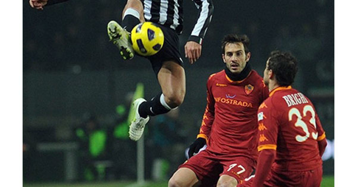 Італія, Турин. Уругвайський півзахисник "Ювентуса" Хорхе Мартінес контролює м'яч під час футбольного матчу на Кубок Італії між "Ювентусом" і "Ромою" на Олімпійському стадіоні в Туріні. / © AFP