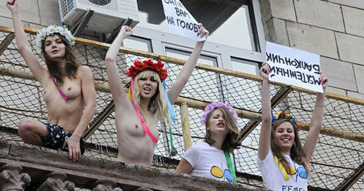 Топлес-протест FEMEN "Бунтівний балкон" пройшла на балконі в центрі Києва, навпроти будівлі КМДА. / © УНІАН
