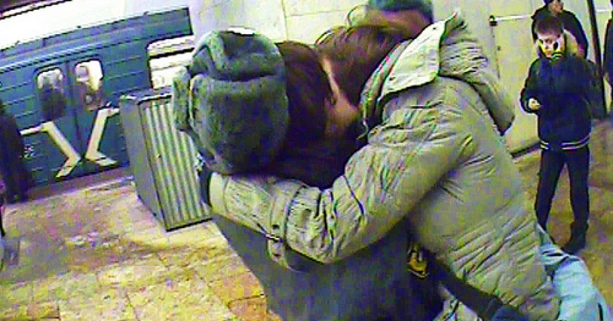 За словами активісток, співробітниць міліції найбільше обурювало не те, що їх цілують, а те, що це робить дівчина. / © wisegizmo.livejournal.com