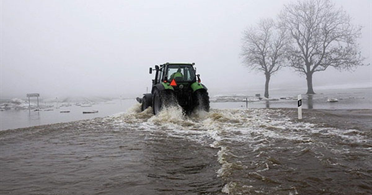 Швеція, Мальме. Трактор намагається переправитись через затоплену автомагістраль, яка зв&#039;язує міста Мальме та Треллеборг на півдні Швеції. Рух автомагістраллю було тимчасово призупинено, кілька доріг на півдні Швеції було затоплено в результаті повені, яку спричинила відлига після потужного снігопаду минулого місяця. / © AFP